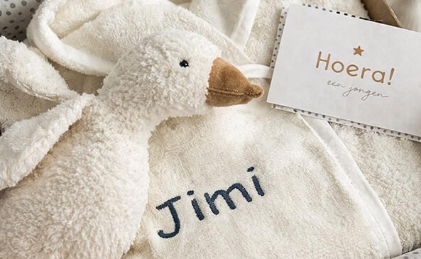 Gepersonaliseerde cadeaubox als kraamcadeau met badjasje, knuffel en kaartje